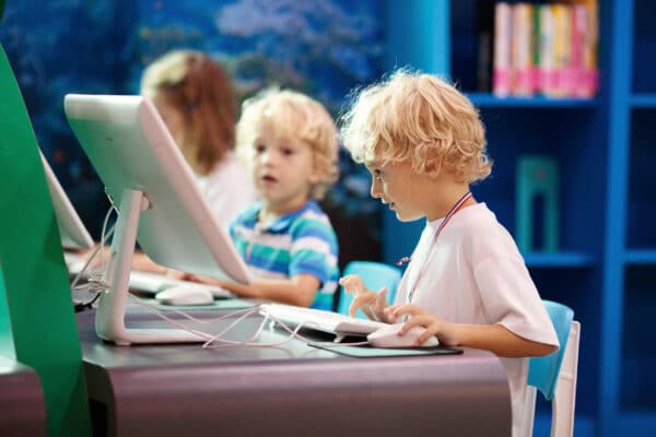 Kinder mit Cybertest am lernen